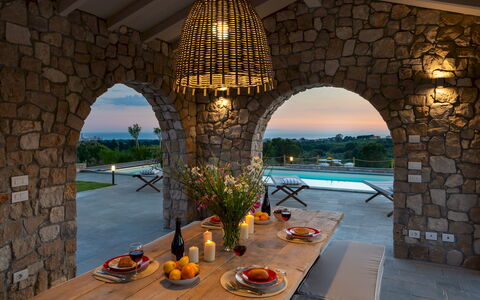 Villa la Casina 4: Meubles, Piscine, Recours, Chaise, Mobilier De Jardin, Mur De Pierre, Ombre, Biens, Villa
