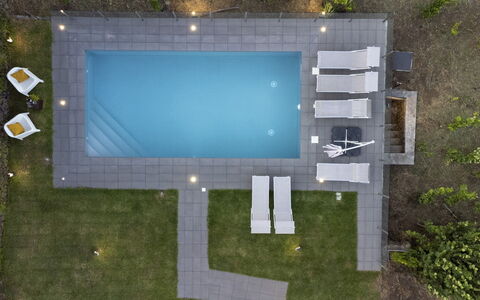 Vigne Dell'Etna 6: Piscine, Mobilier De Jardin, Composite, Recours, Jardin, Caractéristique De L'Eau, Arrière-Cour, Aménagement Paysager, Ombre, Balancelle