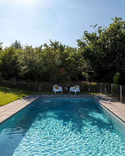 Vigne Dell'Etna 6: Bleu, Piscine, L'Eau, Arbuste, Composite, Ombre, Jardin, Aménagement Paysager, Caractéristique De L'Eau, Recours