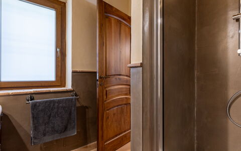 Poggio delle Lumie 6: Bois, Luminaire Plomberie, Design Intérieur, Salle De Bains, Marron, Plomberie, Robinet, Plafond, Pièce, Tache De Bois