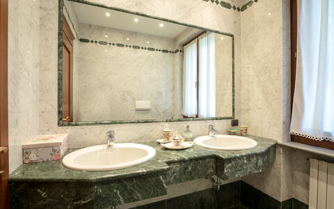 Villa Valchero 12: Lavabo, Luminaire Plomberie, Évier, Sol, Design Intérieur, Robinet, Sol, Salle De Bains, Plomberie, Comptoir