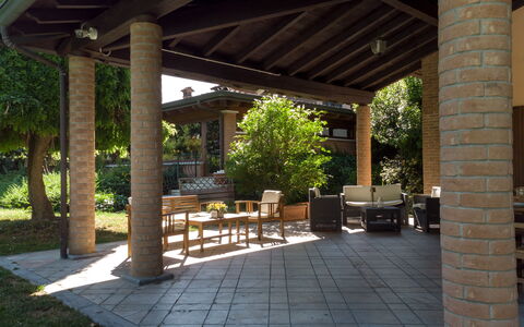 Villa Valchero 12: Bois, Colonne, Ombre, Meubles, Porche, Jardin, Structure En Plein Air, Mobilier De Jardin, Aménagement Paysager, Arrière-Cour