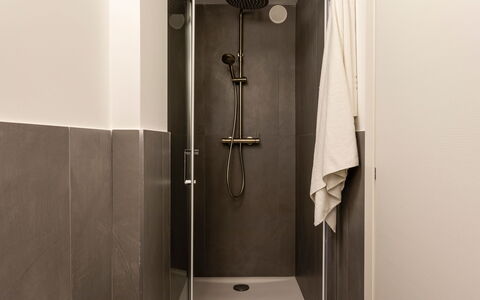 Dimora Egadina Giovanni 4+4: Mur, Sol, Luminaire Plomberie, Sol, Plomberie, Salle De Bains, Tuile, Toilette