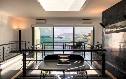 Dimora Egadina Giovanni 4+4: Design Intérieur, Meubles, Sol, Sol, Plafond, Appartement, Chaise, Pièce, Verre, Balcon