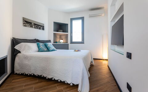 Dimora Egadina Giovanni 4+4: Meubles, Lit, Design Intérieur, Chambre, Sol, Sol, Mur, Pièce, Literie, Drap De Lit