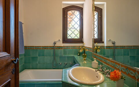 Dolce Collina 10: Salle De Bains, Luminaire Plomberie, Lavabo, Design Intérieur, Mur, Sol, Évier, Robinet, Sol, Plomberie
