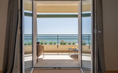 Dimora Mareblu 6: Sol, Porte, Accueil Porte, Verre, Ombre, Tache De Bois, Dur, Chaise, Balcon