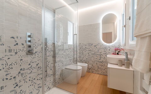 Dimora Mareblu 6: Sol, Design Intérieur, Mur, Sol, Luminaire Plomberie, Salle De Bains, Plafond, Plomberie, Luminaire, Éclairage