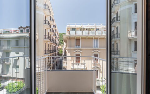 Dimora Mareblu 6: Appartement, Composite, Balcon, Verre, Condominium, Ombre, Balustrade, Aluminium, Daylighting, Acier