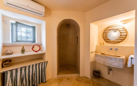Trullo Magnifico 8: Mur, Design Intérieur, Sol, Sol, Plafond, Luminaire Plomberie, Éclairage, Baignoire, Pièce, Salle De Bains