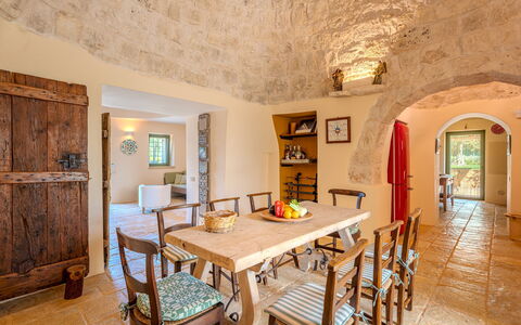 Trullo Magnifico 8: Meubles, Mur, Design Intérieur, Sol, Table, Chaise, Table Cuisine Et Salle A Manger, Plafond, Salle À Manger, Sol