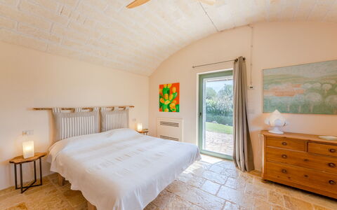 Trullo Magnifico 8: Meubles, Mur, Sol, Design Intérieur, Sol, Bois, Plafond, Chambre, Lit, Éclairage