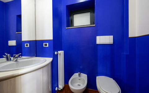 Villa Amyra 6+2: Bleu, Sol, Luminaire Plomberie, Sol, Salle De Bains, Plomberie, Tuile, Robinet, Évier, Peindre