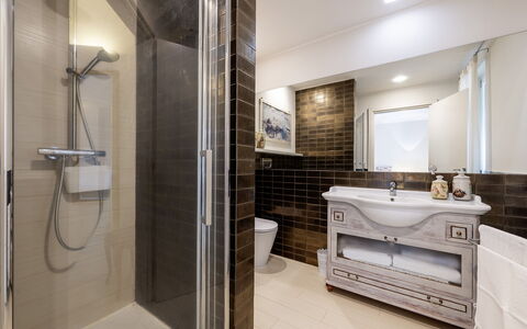Villa Sparta 8+2: Salle De Bains, Luminaire Plomberie, Design Intérieur, Sol, Sol, Évier, Baignoire, Lavabo, Robinet, Armoire De Toilette