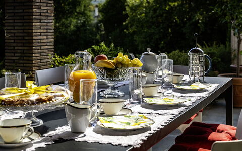 Villa Sparta 8+2: Vaisselle, Meubles, Serveware, Table, Drinkware, Vaisselle, Nappe De Table, Assiette, Aliments