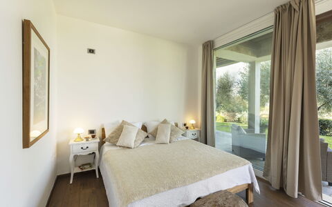 Brightline Villa 8: Lit, Sol, Chambre, Design Intérieur, Sol, Meubles, Drap De Lit, Literie, Plafond, Bois