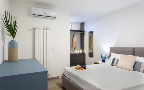 Villa dei Sospiri 4: Meubles, Design Intérieur, Lit, Chambre, Sol, Sol, Bois, Pièce, Drap De Lit, Linge