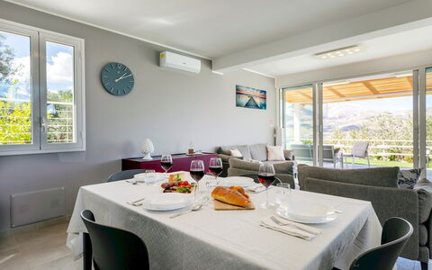 Villa dei Sospiri 4: Meubles, Chaise, Table, Design Intérieur, Table Cuisine Et Salle A Manger, Plafond, Ombre, Restaurant, Salle À Manger, Plante D'Appartement