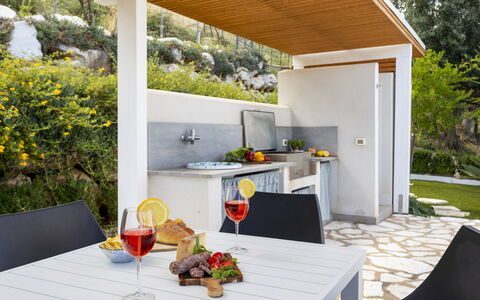 Villa dei Sospiri 4: Meubles, Chaise, Mobilier De Jardin, Jardin, Ombre, Plante D'Appartement, Table Cuisine Et Salle A Manger, Structure En Plein Air, Patio, Conception