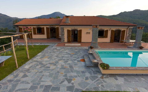 Villa Arbeio 8+6: Piscine, Dalle, Tuile, Ombre, Recours, Cour