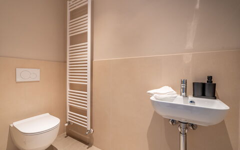 Cascina Buzio 12: Sol, Mur, Sol, Salle De Bains, Luminaire Plomberie, Design Intérieur, Toilette, Plomberie, Siège De Toilette, Tuile