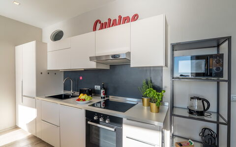 Aurora 2+2: Cuisine, Appareil De Cuisine, Comptoir, Cabinetry, Principaux Appliance, Design Intérieur, Cuisinière, Meubles, Électroménager, Sol