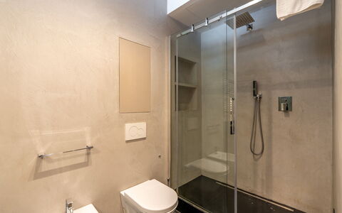 Aurora 2+2: Salle De Bains, Sol, Luminaire Plomberie, Mur, Sol, Design Intérieur, Plomberie, Miroir, Robinet, Toilette