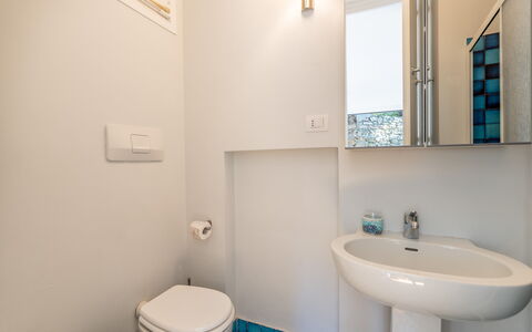 Casa Chiara 6+2: Salle De Bains, Lavabo, Luminaire Plomberie, Mur, Sol, Design Intérieur, Évier, Sol, Robinet, Miroir