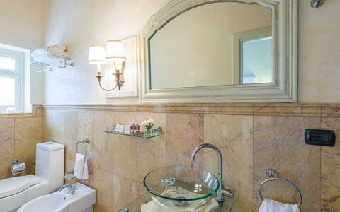 Villa Ginevra 12: Luminaire Plomberie, Salle De Bains, Lavabo, Évier, Mur, Design Intérieur, Robinet, Sol, Sol, Plomberie