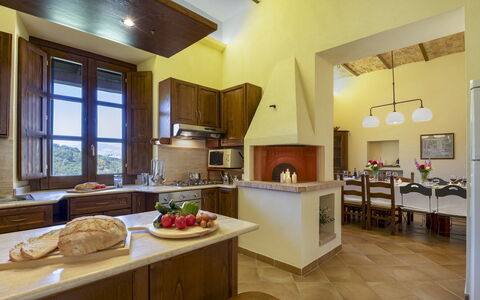 Villa Cusano 18: Design Intérieur, Meubles, Sol, Cuisine, Plafond, Appareil De Cuisine, Comptoir, Pièce, Éclairage, Sol
