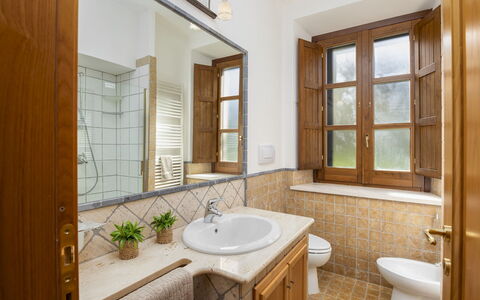 Villa Cusano 18: Lavabo, Luminaire Plomberie, Évier, Salle De Bains, Sol, Design Intérieur, Sol, Robinet, Plafond, Armoire De Toilette