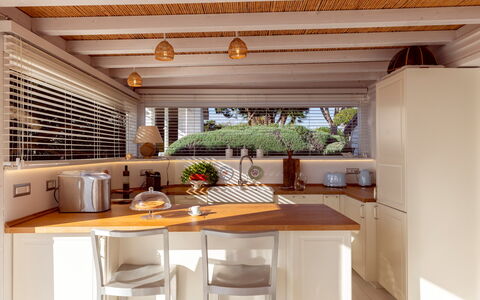 Baia L'Aura 8: Meubles, Design Intérieur, Bois, Comptoir, Cuisine, Sol, Plafond, Éclairage, Sol, Cabinetry