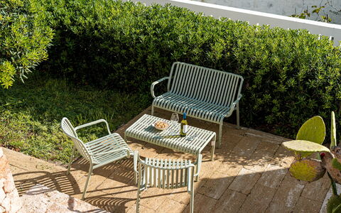 Villa Aristula 11: Meubles, Mobilier De Jardin, Chaise, Couverture De Sol, Jardin, Accoudoir, Ombre, Extérieur Banc, Tableau De Plein Air
