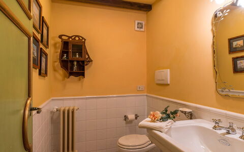 Montepietraia e San Martino 18: Mur, Design Intérieur, Jaune, Luminaire Plomberie, Salle De Bains, Lavabo, Éclairage, Robinet, Sol, Plomberie