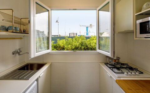 Casetta del Pescatore 4: Cuisine, Principaux Appliance, Appareil De Cuisine, Appartement, Comptoir, Verre, Conception, Tache De Bois, Evier, Daylighting
