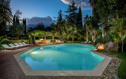 Linera 10: Piscine, Recours, Eco Hôtel, Mobilier De Jardin, Caractéristique De L'Eau, Ombre, Thermes, Balancelle, Jardin, Aménagement Paysager