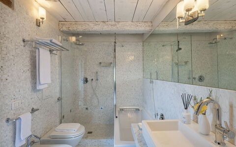 Casa Sant'Elia 7+3: Salle De Bains, Luminaire Plomberie, Sol, Design Intérieur, Sol, Robinet, Lavabo, Évier, Plafond, Miroir