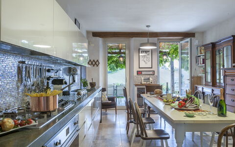Casa Sant'Elia 7+3: Meubles, Cuisine, Design Intérieur, Comptoir, Bois, Sol, Cabinetry, Domicile, Éclairage, Chaise