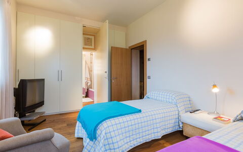 Casa Eugenia 8: Meubles, Design Intérieur, Lit, Chambre, Sol, Sol, Bois, Pièce, Plafond, Drap De Lit