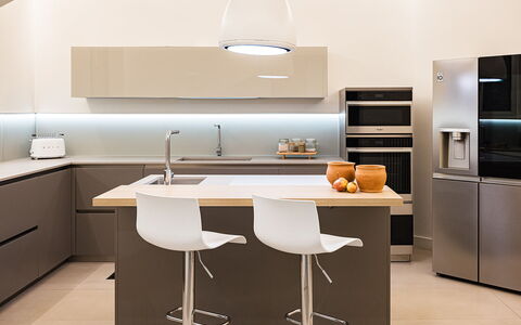 Villa Giulia 8: Meubles, Design Intérieur, Cuisine, Cabinetry, Comptoir, Appareil De Cuisine, Sol, Bois, Luminaire, Électroménager