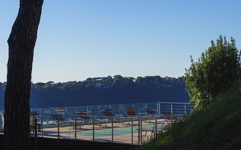 Villa Giulia 8: Bleu, Clôture, Lumière Du Soleil, Balustrade, Ombre, Piscine