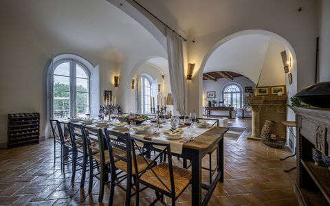 Podere Vernine di Sotto 14: Meubles, Design Intérieur, Table, Chaise, Table Cuisine Et Salle A Manger, Salle À Manger, Sol, Plafond, Pièce, Verre