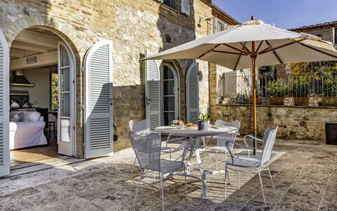 Podere Vernine di Sotto 14: Meubles, Chaise, Mobilier De Jardin, Table, Table Cuisine Et Salle A Manger, Tableau De Plein Air, Pot De Fleur, Plante D'Appartement, Patio, Balcon