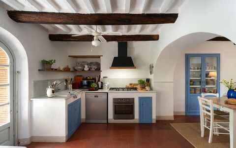 Villa delle Silerchie 10: Meubles, Cuisine, Design Intérieur, Sol, Appareil De Cuisine, Domicile, Comptoir, Cabinetry, Sol, Chaise
