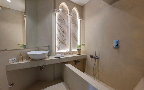 Villa Corte Sant'Anna 6+2: Mur, Luminaire Plomberie, Sol, Design Intérieur, Sol, Robinet, Salle De Bains, Plomberie, Éclairage, Baignoire