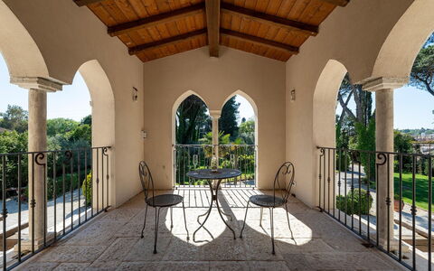 Villa Corte Sant'Anna 6+2: Architecture, Balustre, Le Fer, Porche, Biens, Balustrade, Balcon, Ombre, Colonne, Hacienda