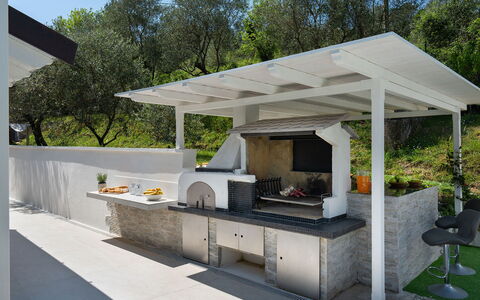 Villa Lunezia 6: Jardin, Ombre, Conception, Patio, Mobilier De Jardin, Structure En Plein Air, Barbecue, Plante D'Appartement, Arrière-Cour, Pergola