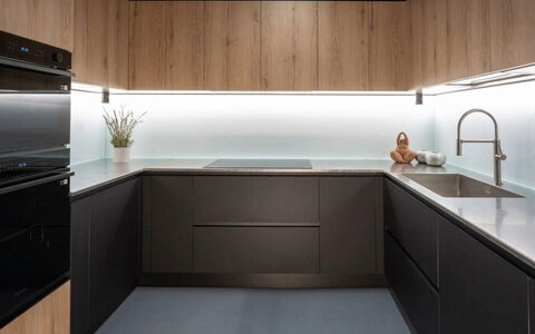 Villa Oxa 12+2: Bois, Cuisine, Design Intérieur, Appareil De Cuisine, Sol, Plafond, Comptoir, Cabinetry, Luminaire