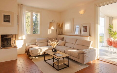 Villa Oxa 12+2: Meubles, Design Intérieur, Sol, Canapé, Sol, Mur, Salon, Pièce, Bois, Table