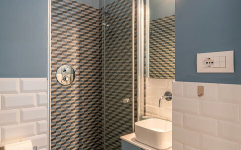 La Scogliera di Sori 5+1: Mur, Salle De Bains, Sol, Design Intérieur, Luminaire Plomberie, Sol, Tuile, Toilette, Plomberie, Domicile